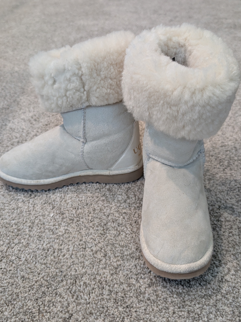 UGG Women's Classic Short Boot in Chestnut White